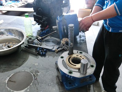 軸向柱塞泵出現(xiàn)外泄露的故障原因: